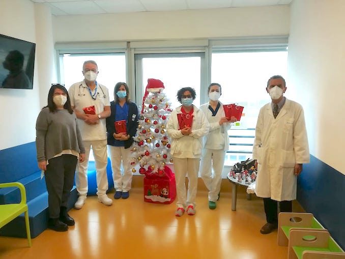 La Collina degli elfi porta i regali di Natale ai bambini in ospedale