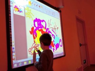 Comune, Lions club e Arol donano 5 schermi multimediali alla scuola di Santo Stefano Belbo