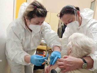 A 95 anni Teresa Rossi ha ricevuto, a Bra, il vaccino anti-Covid-19