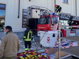 Blocco di ghiaccio in bilico da un tetto: intervengono i pompieri