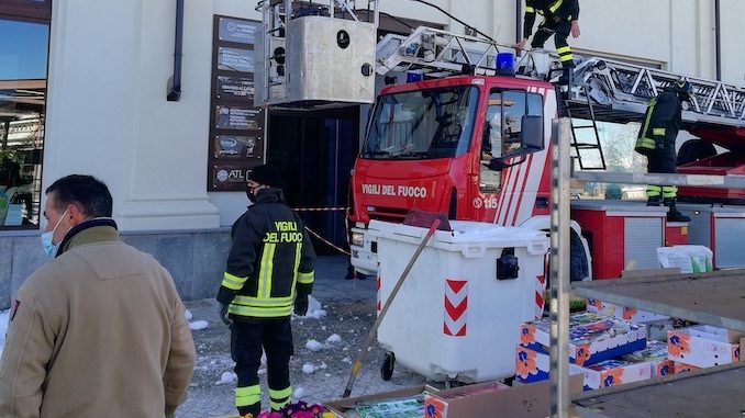 Blocco di ghiaccio in bilico da un tetto: intervengono i pompieri