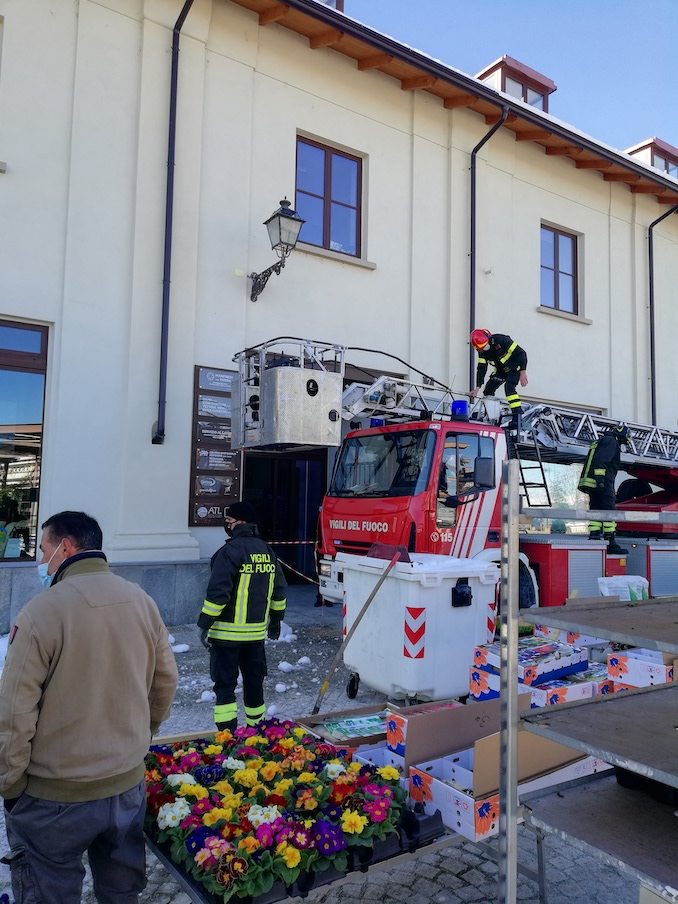 Blocco di ghiaccio in bilico da un tetto: intervengono i pompieri 1