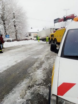 La neve blocca un camion in frazione Rutte a Bosia 2