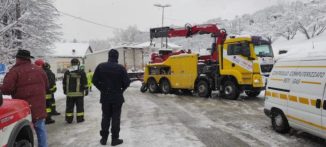 La neve blocca un camion in frazione Rutte a Bosia 1