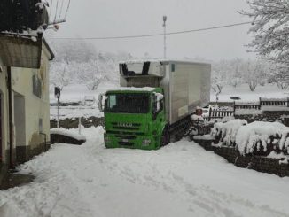 La neve blocca un camion in frazione Rutte a Bosia