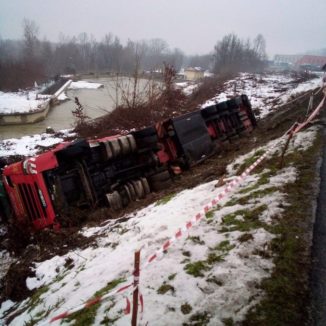 Mercoledì 6 gennaio chiusa la provinciale Pollenzo-Cantina Roddi per recupero camion ribaltato 2