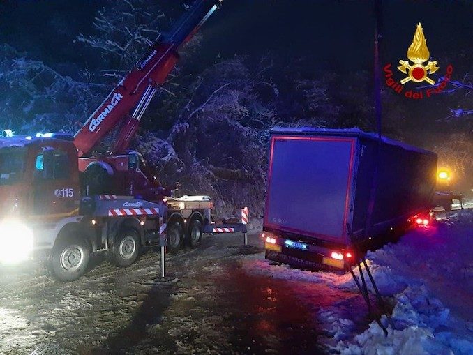 Cassinasco: i Vigili del fuoco recuperano un tir uscito di strada sulla neve