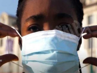 L’atleta Daisy Osakue invita a usare la mascherina