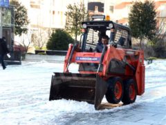 Tolta la spessa patina di ghiaccio nella zona pedonale di piazza San Paolo