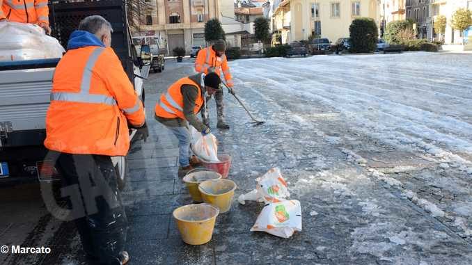 Tolta la spessa patina di ghiaccio nella zona pedonale di piazza San Paolo 1