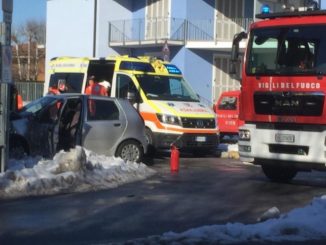 Incidente stradale a Carr&ugrave; in viale Vittorio Veneto: necessario l'intervento dei Vigili del fuoco