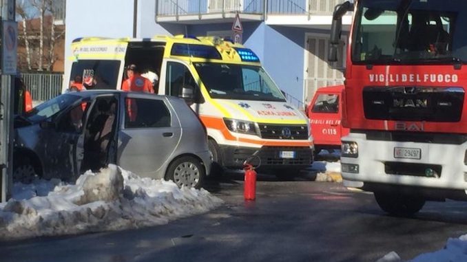Incidente stradale a Carrù in viale Vittorio Veneto: necessario l'intervento dei Vigili del fuoco