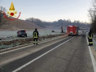 Auto fuori strada a Castagnole Monferrato: lievi ferite per il conducente