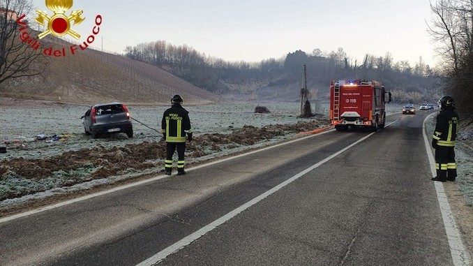 Auto fuori strada a Castagnole Monferrato: lievi ferite per il conducente