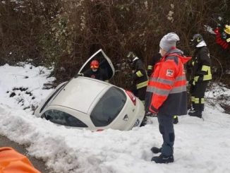 Fuori strada con l'auto a Pocapaglia: lievemente ferita una ventenne