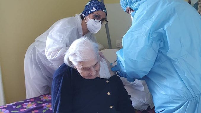 Margherita Bain, 105 anni di Castiglione Tinella, è stata vaccinata