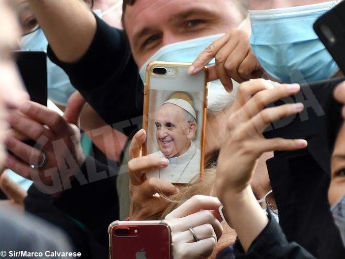 Giornata delle comunicazioni, papa Francesco sprona i giornalisti ad andare incontro alle persone 1