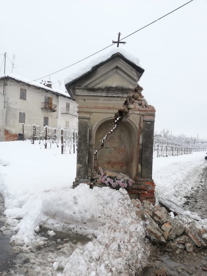 Pilone abbattuto ai Manzoni: il sindaco «aiutateci a capire chi è stato» 1