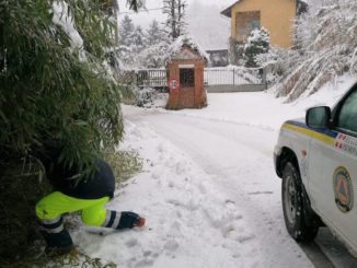 A Corneliano una nevicata fitta inaugura il nuovo anno, la Protezione civile interviene