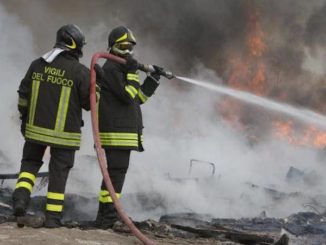 Canale: Incendio distrugge un'automobile in corso Alba