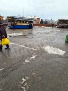 Cumuli di neve al posto dei banchi e gli ambulanti si lamentano