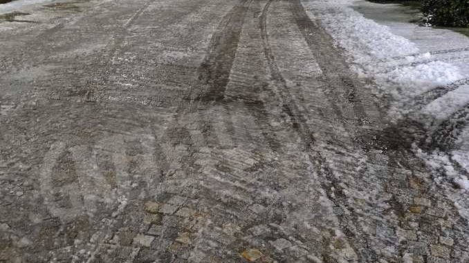 Cumuli di neve al posto dei banchi e gli ambulanti si lamentano 3