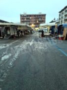 Cumuli di neve al posto dei banchi e gli ambulanti si lamentano 4