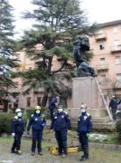 Una bella operazione di pulizia del monumento ai caduti