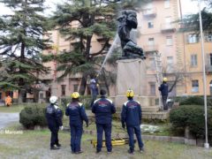 Una bella operazione di pulizia del monumento ai caduti 1