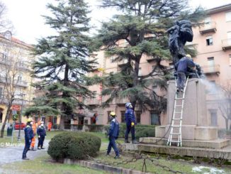 Una bella operazione di pulizia del monumento ai caduti 2