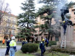 Una bella operazione di pulizia del monumento ai caduti 3