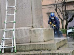 Una bella operazione di pulizia del monumento ai caduti 4