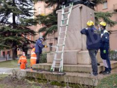 Una bella operazione di pulizia del monumento ai caduti 5