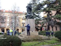 Una bella operazione di pulizia del monumento ai caduti 6