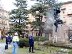 Una bella operazione di pulizia del monumento ai caduti 7