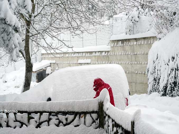 Ritrovarsi con gli amici e spalare la neve