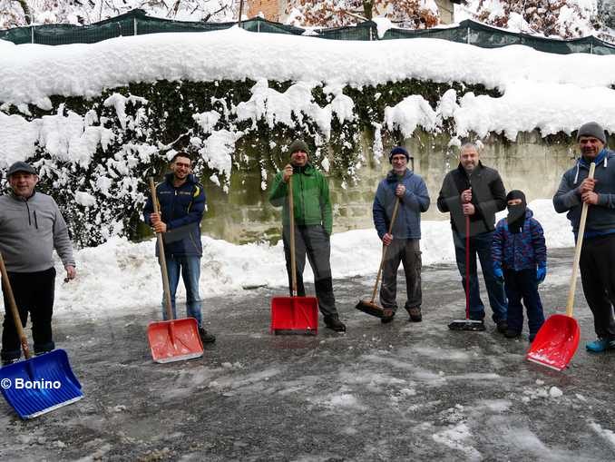 Ritrovarsi con gli amici e spalare la neve 1