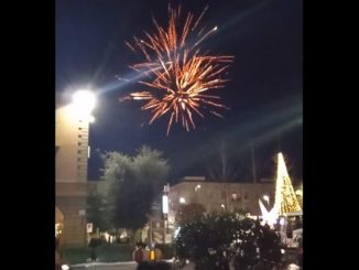 Fuochi d'artificio non autorizzati colorano la piazza Michele Ferrero (VIDEO)