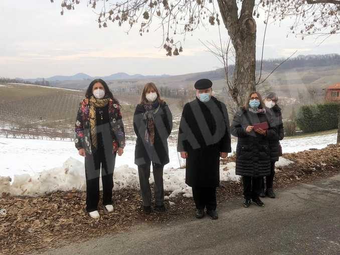 Il vescovo di Alba in visita alla strada dei presepi a Scaparoni