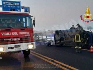 Un ferito lieve nello scontro fra due auto sulla tangenziale di Fossano