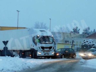 La neve causa un incidente nella rotatoria di Roddi