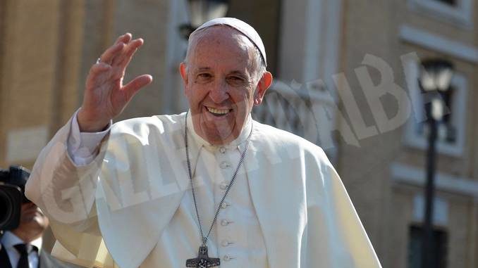 Giornata delle comunicazioni, papa Francesco sprona i giornalisti ad andare incontro alle persone