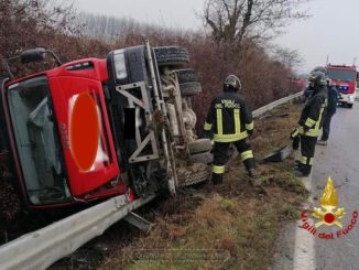 Camion sbanda e finisce nel fosso sulla strada tra Roddi e Verduno