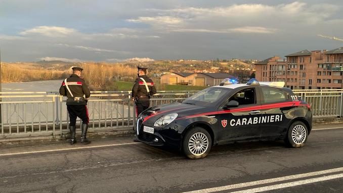 Alba: un ragazzo di 20 anni tenta il suicidio dal ponte sul Tanaro. Intervento provvidenziale dei Carabinieri.