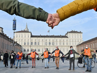 Sit-in, l'associazione "Cerchio degli uomini" contro la violenza sulle donne e l'omofobia