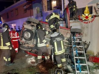 Busca: auto contro il muro di una casa in frazione San Barnaba