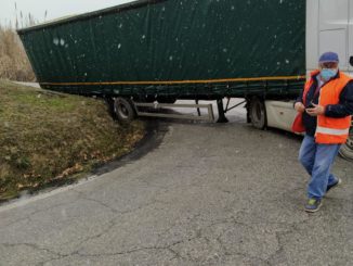 Tir bloccato sulla strada di Moncucco: circolazione in tilt