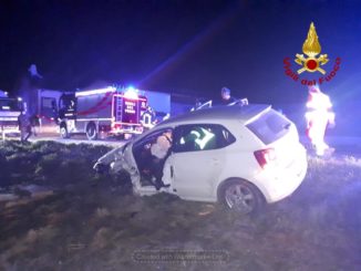 Frontale tra due auto, i conducenti bloccati nell'abitacolo, estratti dai Vigili del fuoco 1