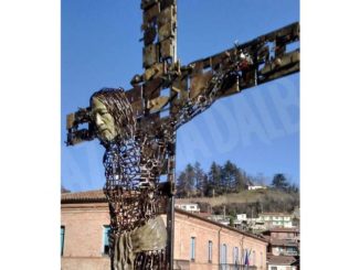 Un crocifisso fatto con chiavi e serrature davanti alla chiesa parrocchiale di Monforte