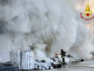 In fiamme i rifiuti di una carrozzeria nell'area industriale di Mondov&igrave;